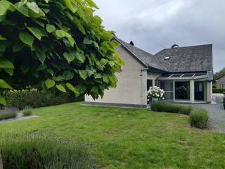 Deze goed onderhouden woning beschikt over een ruime leefruimte, een aangename leefkeuken, verbonden met een lichtrijke veranda, een wasplaats (berging), een badkamer, 3 slaapkamers (waarvan 2 op het gelijkvloers en 1 op de verdieping), een inpandige garage, een koele kelder en een ruime toegankelijke zolder (de zoldervloer is op verzorgde wijze geïsoleerd).<br /><br />De woning staat op een perceel van ca. 640 m²; de achteraanpalende weide (> 1100 m²) kan desgewenst gebruikt worden. [De woning kan naar keuze van der huurder ook zonder de weide gehuurd worden.]<br /><br />Eigen watergewinning via een geboorde put. De waterpomp is rechtstreeks verbonden met een ontijzeraar/ontkalker.