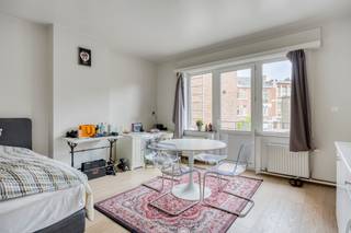 <p>Deze studio te huur aan de rand van het centrum van Leuven combineert een praktische indeling met een bijzonder interessante ligging, op korte afstand van het stadscentrum. Je komt binnen via de gemeenschappelijke inkomhal en bereikt vervolgens de studio met een ruime leefruimte die voldoende mogelijkheden biedt om een gezellige woon- en slaaphoek in te richten.</p><p> </p><p>In de leefruimte bevindt zich de kitchenette, voorzien van een dampkap, koelkast en kastruimte. Daarnaast kan je gebruikmaken van een gemeenschappelijke keuken, wat extra flexibiliteit biedt. De badkamer is uitgerust met een douche en er is een apart toilet aanwezig.</p><p> </p><p>De studio ligt aan de rand van het centrum van Leuven, waardoor winkels, horeca, diensten en het stadsleven gemakkelijk bereikbaar zijn. Tegelijk biedt de ligging een praktische uitvalsbasis voor wie in Leuven studeert of werkt en graag dicht bij het centrum verblijft.</p><p> </p><p>Verwarming en gemeenschappelijke kosten zijn inbegrepen in de huurprijs. Water, elektriciteit en internet zijn individueel te voorzien. De beschikbaarheid is bespreekbaar. Ben je op zoek naar een praktische studio in Leuven op een centrale locatie, neem dan gerust contact op voor meer informatie via www.living-stone.be! </p>