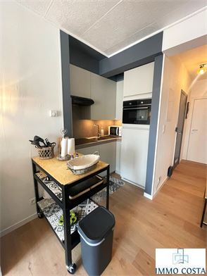 Te koop: recent gerenoveerde studio op de zesde verdieping in het centrum van Middelkerke. Deze lichtrijke studio is instapklaar en biedt een prachtig open zicht dankzij de hoge ligging. De renovatie werd met oog voor detail uitgevoerd, waardoor je geniet van een moderne en frisse afwerking. Gelegen op wandelafstand van zee, winkels, horeca en openbaar vervoer, is dit de ideale uitvalsbasis aan de kust. Perfect voor wie op zoek is naar een tweede verblijf, een investering of een compacte woonoplossing. De studio is praktisch ingedeeld en voelt ruim aan. Dit is zorgeloos genieten in een aangename residentie. Interesse? Vraag gerust meer info of plan een bezoek.