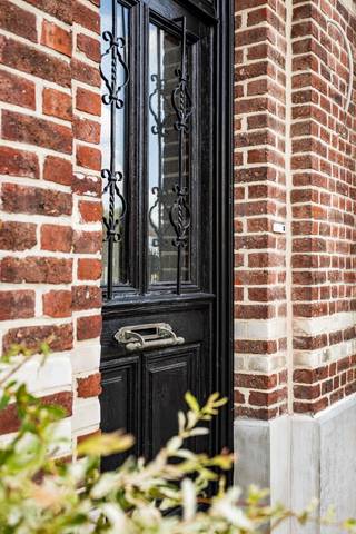 Op zoek naar een woning die echt indruk maakt? Deze prachtig gerenoveerde pastorij combineert historische grandeur met hedendaags wooncomfort...