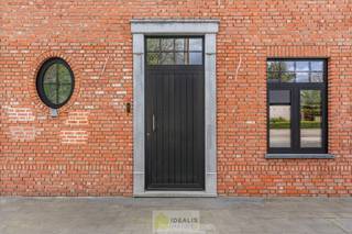 <strong>EEN BIJZONDER RIANTE WONING VAN MAAR LIEFST 302M² WOONOPPERVLAKTE (5 TOT 6 SLAAPKAMERS) OP EEN KNAP PERCEEL VAN 5A 90CA. DEZE ZEER RECENTE EN VOLLEDIG AFGEWERKTE VILLA BESCHIKT OP DE GELIJKVLOERSE VERDIEPING OVER EEN ROYALE INKOMHAL MET GASTENTOILET EN KANTOORRUIMTE, UITERST ROYALE LEEFRUIMTE MET EEN EXTRA RUIME LEEFKEUKEN MET TOEGANG TOT HEERLIJK TERRAS DMV GROTE RAAMPARTIJEN, ACHTERINKOM MET WASPLAATS; OP DE VERDIEPING BESCHIKT DE WONING OVER 3 AANGENAME SLAAPKAMERS WAARVAN 1 MET RUIME DRESSING, EEN LUXUEUZE BADKAMER EN APART TOILET; VERDER BIEDT DE WONING NOG EEN RUIME AFGEWERKTE TWEEDE VERDIEPING ONDERVERDEELD IN 2 RUIME SLAAPKAMERS, EEN BERGZOLDER EN RUIME KELDER. EEN ‘MUST SEE’ VOOR KOPERS OP ZOEK IN HET MOOIE SEGMENT!</strong><br /><br /><strong>LIGGING: </strong><br />Deze woning is gelegen vlak bij het centrum van Overpelt, binnen een 2-tal minuten heeft men toegang tot de Noord-Zuid verbinding. De woning heeft een mooie breedte aan de voorzijde en is gelegen op een onderhoudsvriendelijk perceel, tevens is de tuin volledig omheind en aangelegd.<br /><br /><strong>INDELING: </strong><br /><strong>Gelijkvloerse verdieping: </strong><br />- Fijne inkom met gastentoilet – schitterende en extra ruime leefruimte voorzien van een prachtige open leefkeuken (uitgerust met AEG toestellen, quookerkraan, warmhoudlade, pyrolyse-oven, vaatwasser,…) met knappe eethoek voorzien van alle comfort en met directe toegang naar ruim terras (terras bereikbaar door riante openschuifbare glaspartijen, allen voorzien van screens) – achterinkom – extra ruime wasplaats/berging (met aansluiting voor wasmachine en droogkast en waskoker vanop iedere etage, tevens de mogelijkheid om tweede badkamer te maken dankzij extra wateraansluitingen) – (mogelijkheid tot extra toilet ) -<br /><br /><strong>Eerste verdieping: </strong><br />- Ruime vide, toegang gevend tot 3 ruime slaapkamers – slaapkamer 1 bestaande uit slaapgedeelte en aansluitend een ruime inloopdressing – slaapkamer 2 – slaapkamer 3 – nachttoilet – luxe badkamer voorzien van dubbele wastafel en ruime inloopdouche en ligbad –<br /><br /><strong>Tweede verdieping:</strong><br />- Volledige afgewerkte zolderverdieping onderveeldeeld in 2 extra ruime slaapkamers - technische ruimte -<br /><br /><strong>Zolder:</strong><br />- Zolderruimte -<br /><br /><strong>Kelder:</strong><br />- Kelder onder volledige woning met extra hoge plafond!! -<br /><br /><strong>Tuin: </strong><br />- Volledig onderhoudsvriendelijk aangelegd – omheind – verharding rondom de woning - <br /><br /><strong>EXTRA TROEVEN:</strong><br />- Luxueus segment<br />- 5 tot 6 slaapkamers<br />- Volledig onderkelderd (mogelijk om lift naar kelder te installeren vanaf aparte buiteningang)<br />- Kwalitatieve materialen<br />- Extra hoge plafonds (2m73)<br />- Aluminium schrijnwerk (triple glas!)<br />- Zonnepanelen (10x)<br />- Vloerverwarming (op gelijkvloers, badkamer en dressing op verdiep)<br />- Nog 3 jaar 100% korting op onroerende voorheffing<br />- Regenwaterputten voor 10.000 liter <br />- Inbouwspots en indirect licht<br />- Woning beschikt tevens over domotica (nog niet in gebruik)<br />- Camerabewakingssysteem ter overname<br /><br /><strong>Stedenbouwkundige Inlichtingen:</strong><br />VG - WG - GMO – GVKR – GVV<br /><br /><strong>EPC-bouw: 31kWh/(m²jaar) – 72029-G-OMV_2018016971/EP17197/A001/D01/SD001</strong><br /><br /><strong>O-peil: </strong>niet overstromingsgevoelig<br />P-score: B<br />G-score: A<br /><br /><strong>Benieuwd naar deze prachtige woning? Ons IDEALIS Team geeft U met plezier en steeds vrijblijvend de nodige informatie via e-mail, ter plaatse of op ons kantoor te Pelt.<br />Wenst U advies omtrent uw eigen woning? Graag plannen wij vrijblijvend met U een afspraak in om onze expertise met U te delen, steeds tot Uw dienst!!<br />Neem contact op met IDEALIS VASTGOED op 011/515 565 of mail naar info@idealisvastgoed.be!</strong>