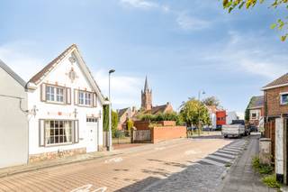 Op de hoek van de Dorpsstraat en de Stationsstraat te Sijsele (Damme) bevindt zich dit halfopen huis (/ grond met potentieel) te koop dat u onder andere een gunstig georiënteerd perceel van maar liefst 537m² met privatieve oprit, garage en 2 bijgebouwen (33m² & 20m²) aanbiedt. Dit halfopen huis geniet van een gunstige, visibele ligging langs de Stationsstraat 1 te Sijsele (Damme) met een vlotte verbinding naar Brugge, Maldegem, Damme, Knokke...<br />Indeling:<br />* Gelijkvloers:<br />- Inkomhal;<br />- lichtrijke woonkamer 1 (28m²);<br />- ingerichte leefkeuken (9m²);<br />- badkamer (6m²) voorzien van ligbad met douchemogelijkheid, wc en lavabo in meubel;<br />- praktische berging (3m²);<br />- woonkamer 2 (21m²);<br />- gunstig georiënteerd perceel 537m² met privatieve oprit, garage (29m²) en 2 bijgebouwen (30m² & 20m²).<br />* Eerste verdieping:<br />- Nachthal (2m²);<br />- slaapkamer 1 (14m²);<br />- slaapkamer 2 (13m²);<br />- toilet. <br />* Kelder:<br />- Praktische kelderberging (8m²).<br /><br />De eigendom wordt aangeboden via de Pre-sale formule. Op 28/09/2026 tussen 16:00 en 18:00 kan u het huis op afspraak komen bezichtigen en een bod uitbrengen. De vermelde prijs is een instelprijs. Voor meer info, gelieve contact op te nemen met de dossierverantwoordelijke.<br /><br />Dit pand is onderworpen aan de renovatieverplichting van de Vlaamse overheid voor residentiële gebouwen (behoudens bij sloop binnen 5 jaar na de aankoop). Consulteer voor meer informatie de website van het Vlaams Energie- en Klimaatagentschap via https://www.vlaanderen.be/een-woning-kopen/renovatieverplichting-voor-residentiele-gebouwen<br /><br />Bestuursmaatregelen in het maatregelenregister: nee