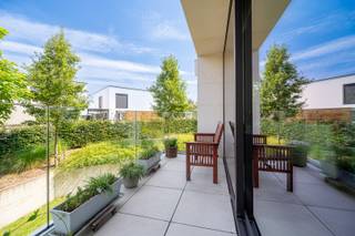 Deze assistentiewoning in residentie "Baudry" klinkt als een plek voor wie op zoek is naar een luxueus en comfortabel verblijf tijdens hun derde jeugd. Gelegen op de eerste verdieping, biedt dit appartement alle voorzieningen die een actieve en levenslustige zestiger zou kunnen wensen. Het appartement heeft een goed doordachte indeling met een ruime inkomhal, een lichte woonkamer met een volledig ingerichte luxe keuken, en praktische extra's zoals een wasplaats/berging. De twee ruime slaapkamers en de stijlvolle badkamer met een inloopdouche en modern sanitair zorgen voor maximaal comfort. Het terras biedt een fijne buitenruimte om van de frisse lucht te genieten. Dit appartement komt met een overdekte parkeerplaats en ruime berging. De residentie biedt tal van faciliteiten zoals een receptie, brasserie, fitnessruimte, en zelfs een sauna. Voor wie graag actief blijft, zijn er zit- en leeshoeken, een petanquebaan, en een fietsenberging. De aangeboden diensten, zoals kapper, boodschappenhulp en woonassistentie, maken het dagelijkse leven nog makkelijker. Met een ligging op wandelafstand van de dorpskern van Bornem, is alles wat u nodig heeft binnen handbereik. Bovendien is de woning ook geschikt voor rolstoelgebruikers, wat het toegankelijk maakt voor iedereen. De maandelijkse kosten bedragen €249,33, inclusief privatief water en verwarming. Kortom, deze assistentiewoning lijkt de ideale keuze voor een hippe zestiger die op zoek is naar een luxe appartement met een sociaal aspect.