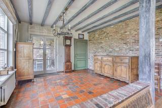 Op een commercieel interessante locatie in het centrum van Opwijk bevindt zich deze prachtige, karaktervolle open bebouwing. Met een indrukwekkende bewoonbare oppervlakte op een prachtig perceel biedt deze villa de ultieme flexibiliteit voor wie wonen wil combineren met een professionele activiteit of vrij beroep. Er is een volledig aparte praktijkruimte (2 consultatieruimtes) met wachtzaal, sanitair EN eigen ingang.<br /><br />Het woongedeelte is opgetrokken met traditionele, kwalitatieve materialen en straalt pure klasse uit:<br />- Imposante inkomhal met vestiaire en gastentoilet<br />- Sfeervolle woonkamer met parket, uitgerust met een gezellige open haard en bar<br />- Keuken met toegang tot het terras en de kelder<br />- Een grote en onderhoudsvriendelijke tuin<br /><br />De eerste verdieping biedt alle comfort voor een groot gezin of extra opslag:<br />-  5 ruime slaapkamers voorzien van praktische inbouwkasten<br />- 2 zeer ruime badkamers<br />- Linnenkamer/wasplaats<br />- Grote bergzolder<br /><br />Extra troeven: <br />- 15 zonnepanelen<br />- Viessmann condensatieketel (aardgas)<br />- Vrijstaande dubbele garage voor 2 wagens met een eigen, aparte oprit<br /><br />Unieke flexibiliteit: door de dubbele toegang is deze villa tevens ideaal als zorg- of kangoeroewoning. <br /><br />Bent u op zoek naar een unieke eigendom met karakter waar uw zaak en gezin hand in hand gaan? Grijp deze kans in het hart van Opwijk en mis deze opportuniteit niet!<br /><br /><br /><br />Bestuursmaatregelen in het maatregelenregister: nee