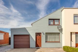 <p><span>Deze halfopen bebouwing ligt rustig gelegen aan ’t Zand 13 in Arendonk, op korte afstand van de bakker, winkels, scholen en het centrum. Een gunstige ligging voor wie voorzieningen dichtbij wil combineren met een rustige woonomgeving.</span></p>
<p><span>Via de inkomhal kom je in de leefruimte met eetkamer. Deze ruimte vormt het centrale hart van de woning en geeft toegang tot de keuken. De keuken sluit op haar beurt aan op de praktische wasplaats. Verder bevinden zich op het gelijkvloers een apart toilet, een badkamer en een inpandige garage. Op de verdieping zijn er twee slaapkamers. De woning beschikt daarnaast over een kleine bergkelder.</span></p>
<p><span>Buiten geniet je van een gezellige tuint met terras. Parkeren kan op de dubbele oprit en in de inpandige garage. </span></p>
<p><span>Met 141 m² bewoonbare oppervlakte en een perceel van 295 m² biedt deze woning een mooie basis voor renovatie en verdere inrichting naar eigen smaak.</span></p>
<p><span>Met een EPC-label F valt de woning onder de renovatieverplichting. </span><em><span>Dit pand is onderworpen aan de renovatieverplichting van de Vlaamse overheid voor residentiële gebouwen (behoudens bij sloop binnen 5 jaar na de aankoop). Consulteer voor meer informatie de website van het Vlaams Energie- en Klimaatagentschap via</span></em><span> </span><em><span>https://www.vlaanderen.be/een-huis-of-appartement-kopen/renovatieverplichting-voor-residentiele-gebouwen</span><span>.</span></em></p>
<p><span>• Rustige, gunstige ligging</span><br /><span>• 141 m² bewoonbare oppervlakte</span><br /><span>• Perceel van 295 m²</span><br /><span>• Dubbele oprit en inpandige garage</span><br /><span>• Interessant renovatieproject</span></p>