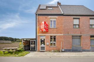 Dankzij een ligging in de straat Holven in Geel genieten we van een rustige omgeving met toch een vlotte verbinding met het centrum alsook met de rondom gelegen gemeenten. Verder bevinden er zich tal van faciliteiten op wandelafstand.<br /><br />Indeling:<br />Op het gelijkvloers bevindt zich momenteel een fietsenmaker, voorheen was deze ruimte gekend als leefruimte en eetplaats. Dankzij het polyvalente karakter is dit ideaal voor zelfstandigen, hobbyisten of wie nood heeft aan extra opslag- of werkruimte. Deze kamer is tevens uitgerust met de nodige aansluitingen voor wasmachine en droogkast. <br /><br />De eerste verdieping werd ingericht met een badkamer voorzien van een wastafel, een douche en een toilet alsook een goed uitgeruste keuken wat alle nodige voorzieningen voor comfortabel dagelijks gebruik biedt.<br />Op de bovenste verdieping bevindt zich een ruime, open leefomgeving waarin zitruimte en slaapgedeelte op een aangename manier samenkomen.<br /><br />Het overdekte terras vormt een heerlijke plek om in elk seizoen van de buitenruimte te genieten. De tuin sluit hier mooi op aan en biedt een fijne, rustige omgeving om te ontspannen zonder veel onderhoud. Het zicht over de aanpalende velden zijn een extra troef van deze eigendom.<br /><br />Een belangrijke troef van deze eigendom is het energiezuinige karakter, dat bijdraagt aan een aangenaam wooncomfort. In combinatie met de veelzijdige indeling maakt dit het pand bijzonder interessant voor wie wonen en functioneel gebruik wil samenbrengen.<br /><br />Extra:<br />- Energiezuinig EPC-label: A<br />- 8 zonnepanelen aanwezig<br />- Conforme elektriciteit<br /><br />Voor meer informatie of een bezoek, neem contact met ons op via info@vastengoed.be of bel naar 014/72 73 74.<br /><br />Wenst u een gratis schatting van uw eigendom? Neem contact met ons op via 014/72 73 74.
