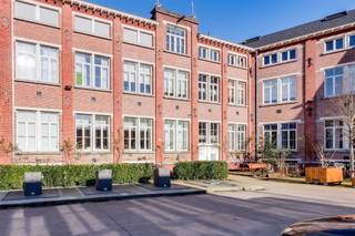 <p><span>Prachtige karaktervolle loft van 150 m²</span><span> met 2 ruime slaapkamers gelegen aan de ingang van het </span><span>Groen Kwartier! </span><span>Deze loft bevindt zich in </span><span>een oude officierenkapel van het Militair Hospitaa</span><span>l. In 2014 werd alles tot op de naakte muren gestript en onderging de loft een </span><span>kwaliteitsvolle totaalrenovatie</span><span>.</span></p><p><span> </span></p><p><span>De </span><span>enorme plafondhoogte</span><span> en de vele ramen maken dat deze loft baadt in een </span><span>oase van licht</span><span>. Met </span><span>Zurenborg </span><span>en </span><span>Berchem station</span><span> op wandelafstand, zit je meteen overal vlakbij. Alle hippe bars, restaurants en places-to-be op amper 5 minuutjes stappen. En het </span><span>park van het Groen Kwartier</span><span> als je eigen tuin en terras.</span></p><p><span> </span></p><p><span>Indeling:</span></p><p><span>- gelijkvloers gemeenschappelijke inkomhal met traphal en EU conforme lift</span></p><p><span>- de loft bevindt zich op de eerste verdieping</span></p><p><span>- ruime en zonnige leefruimte</span></p><p><span>- open geïnstalleerde keuken voorzien van alle moderne comfort </span></p><p><span>- slaapkamer 1</span></p><p><span>- slaapkamer 2</span></p><p><span>- badkamer met ligbad, inloopdouche, toilet en lavabo in meubel</span></p><p><span> </span></p><p><span>Troeven</span></p><p><span>- top ligging in Antwerpen</span></p><p><span>- lichte loft met hoge plafonds</span></p><p><span>- gerenoveerd in 2014</span></p><p><span>- gunstig EPC</span></p><p><span>- geen asbest</span></p><p><span>- conforme elektriciteit</span></p><p><span>- CV individueel op gas</span></p><p><span>- vrij bij akte</span></p><p><span>- aparte nutsvoorzieningen (water, gas en elektra)</span></p><p><span>- lage vaste kosten, syndicus is bewoner</span></p><p><span> </span></p><p><span>Ben jij geïnteresseerd in dit appartement te koop in het Groen Kwartier, ben je op zoek naar ander vastgoed, een investering of wens je de waarde van jouw eigendom te kennen? Dan ben je bij BOLT immo aan het juiste adres! Wij helpen jou graag verder.</span><span> </span></p>