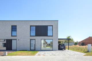 In het rustige Roksem vind je deze recente halfopen nieuwbouwwoning, volledig instapklaar en afgewerkt met oog voor kwaliteit. De woning is...