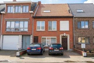 Deze ruime gezinswoning heeft o.a. als grote troeven de topligging aan de stadsrand, de mogelijkheid om 4 tot 5 slaapkamers te creëren en de parkeerplaatsen! De ruime parking voor het huis biedt plaats aan 2 en misschien wel 3 (kleinere) auto's. De zij-ingang is ook zeer handig voor vuilniscontainers en fietsen. De L-vormige woonkamer is een zeer aangename ruimte van ca 40 m². De keuken is vernieuwd en voorzien van Bosh toestellen (gaskookplaat, microgolfoven, oven, koelkast, diepvriezer en vaatwasser). Er is een handige wasplaats en berging aansluitend aan de keuken. Op de verdieping zijn er 3 slaapkamers en een douchekamer. De tweede verdieping is bereikbaar via een vaste trap en biedt vele mogelijkheden: hier kan gemakkelijk een masterbedroom met (tweede) badkamer gecreëerd worden bv. De vloeren werden op verschillende plaatsen vernieuwd (laminaat) en het pleisterwerk is tevens vernieuwd. Buiten kan u genieten op het zuidwest gerichte terras en van de westgerichte tuin. Oppervlakte conform EPC - De elektrische installatie is conform! Het hoofddak werd pas geïsoleerd. Mits beperkte aanpassingen, nl plat dak isoleren en plaatsen condensatieketel bekomt u een C label ! De ligging is zeer gunstig: op wandelafstand van het centrum en de ring (stadsrand). Je zit zo in het groen en bent zo op de markt. Niet gelegen in een overstromingsgebied. P-score: B, G-score: A. Geen erfgoed. Informatieplicht in aanvraag.