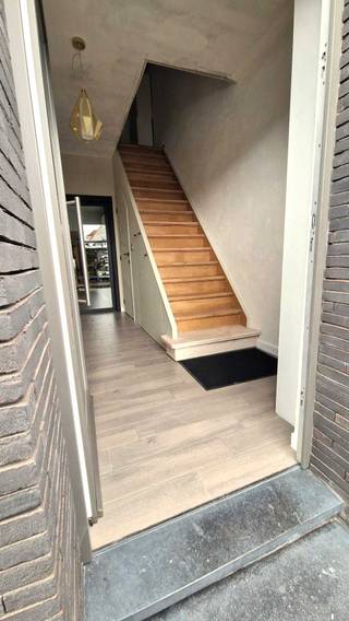 HUIS TE KOOP TE ERPE <br /><br />Deze instapklare gerenoveerde halfopen bebouwing met 3 slaapkamers, ruime oprit en terras is de ideale gezinswoning die comfort, ruimte en energiezuinig wonen perfect combineert.<br /><br />Gelijkvloers:<br />U wordt verwelkomd in een ruime inkomhal met hoge plafonds en toilet. De ruime en lichtrijke leefruimte, eveneens voorzien van maatwerkkasten sluit aan op de volledig uitgeruste keuken. Het terras werd in 2024 aangelegd en is onderhoudsvrij. In de tuin bevindt zich aansluitend aan het keukengedeelte nog een open berging die kan dienen als lounge-ruimte of berging. De tuin kan ook betreden worden via een zijingang langs de garage. In de tuin ligt een grondwaterput van meer dan 10m diep.<br /><br />De ruime garage/atelier, van 40m2 is uitgerust met een automatisch én naar buiten opendraaiende poort, heeft een plafondhoogte van maar liefst 3 meter en is daarbij ideaal voor wie graag aan auto's sleutelt of een vrij beroep uitoefent. <br /><br />Eerste verdieping:<br />De nachthal heeft toegang tot 2 volwaardige slaapkamers en een moderne vernieuwde badkamer uitgerust met een groot ligbad, lavabomeubel en toilet. <br /><br />Tweede verdieping:<br />Op de tweede verdieping bevindt zich een ruime zolder(slaap)kamer die schildersklaar afgewerkt werd. Er werden 3 grote Veluxen voorzien in het nieuw dak (2021) waaronder 1 luxueuze cabrio Velux, ideaal voor wie graag van het groene uitzicht geniet. De zolderkamer beschikt over een lucht-lucht warmtepomp.<br /><br />Bewoonbaar opp.: 185m2<br />Totaal oppervlak: 2a96ca (landmeter verslag aanwezig)<br />Kadastraal inkomen: 596€<br /><br />Troeven van deze woning:<br />Vrij van alle grote kosten gezien alles vernieuwd werd<br />Ruime woning<br />EPC label: C<br />verwarming: CV (gas) + warmtepomp<br />Vlotte bereikbaarheid<br />Ruime oprit - nooit parkeerstress!<br /><br />Voor vragen kan u mailen naar jorinadeputter@hotmail.be.<br />