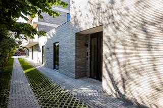 <p><strong>Instapklare kantoren te huur op toplocatie in Merelbeke</strong></p>
<p>Nog 2 van de 7 beschikbaar!<br /><br />Ben je op zoek naar een stijlvolle, professionele kantoorruimte op een strategische locatie? Ontdek onze volledig uitgeruste kantoren en werkplekken voor 1 tot 8 personen in het hart van Merelbeke. Ideaal voor freelancers, kleine teams of groeiende bedrijven die comfort, uitstraling en flexibiliteit belangrijk vinden.<br /><br />Waarom kiezen voor onze kantoren?<br />- Toplocatie in Merelbeke – Vlot bereikbaar, dichtbij opritten en openbaar vervoer<br />- Volledig ingericht – Moderne bureaus, comfortabele stoelen en een professionele uitstraling<br />- Shared services – Gebruik van gemeenschappelijke ruimtes, waaronder:</p>
<ul>
<li>Een volledig uitgeruste keuken</li>
<li>Een high-end boardroom met de nieuwste vergadertechnologie</li>
<li>All-in formule – Geen verrassingen achteraf.</li>
<li>Inclusief:<br />- Schoonmaak eigen kantoor &amp; gemeenschappelijke delen<br />- Energie, water &amp; internet<br />- Dagelijkse koffievoorziening<br /><br />Of je nu alleen werkt of deel uitmaakt van een team: hier vind je de rust, het comfort en de uitstraling om professioneel te groeien.<br />Prijs vanaf 525 EUR/maand, exclusief BTW<br /><br />Interesse in verdere info en/of bezoek? Bel Philip op 0495592077 of via philip@cornelis-goeman.be</li>
</ul>