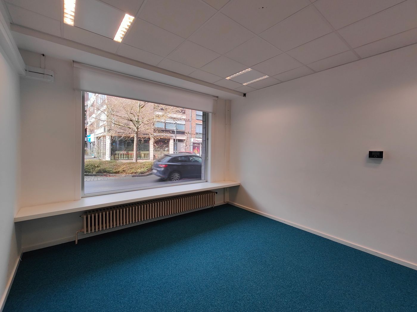 Instapklare en volledig ingerichte kantoorruimte van 96 m² in het centrum van Torhout - foto 2