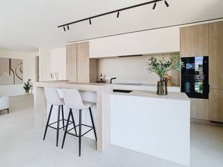 Op zoek naar een woning die net dat tikkeltje meer biedt? Deze instapklare penthouse in residentie Klaver is een echte parel. Gelegen aan het Gemeenteplein van Lummen, vlak naast het gemeentehuis, woont u hier midden in het bruisende centrum, maar met alle rust en privacy die u verdient.<br /><br />Als bovenste verdieping van dit gloednieuwe project valt deze woning meteen op door de verzorgde afwerking. Muren en plafonds zijn professioneel geschilderd, de lichtarmaturen zijn inbegrepen en zorgen voor een warme, stijlvolle sfeer. Dankzij de energiezuinige warmtepomp woont u hier bovendien comfortabel én voordelig.<br /><br />De ruime leefruimte met open keuken is het kloppend hart van de woning. Grote ramen laten het daglicht binnenstromen en leiden u zo naar het heerlijk zonnige terras, de perfecte plek voor een ontbijt in de zon of een drankje na het werk. Twee volwaardige slaapkamers, elk met eigen badkamer, bieden alle comfort voor gezin of gasten. Een apart gastentoilet en slimme bergruimtes maken het geheel helemaal af.<br /><br />En het mooie is: u hoeft zich geen zorgen te maken over parkeren of opslag. Een private ondergrondse staanplaats en aparte berging zijn gewoon inbegrepen.<br /><br />Troeven op een rij:
<ul>
<li>Eerste bewoning, volledig instapklaar</li>
<li>Twee ruime slaapkamers, elk met eigen badkamer</li>
<li>Lichtrijke leefruimte met open keuken</li>
<li>Zonnig en privaat terras</li>
<li>Energiezuinig wonen dankzij warmtepomp</li>
<li>Verzorgde afwerking met oog voor detail</li>
<li>Centrale ligging aan het Gemeenteplein van Lummen</li>
<li>Private ondergrondse autostaanplaats en berging inbegrepen</li>
</ul>
Dit penthouse is ideaal voor wie op zoek is naar ruimte, comfort en een centrale ligging, zonder in te boeten op rust en privacy.<br /><br />Meer weten of een bezoek plannen? Neem contact op met Indra Neven via 0460 94 95 05 of mail naar indra@vestio.com
