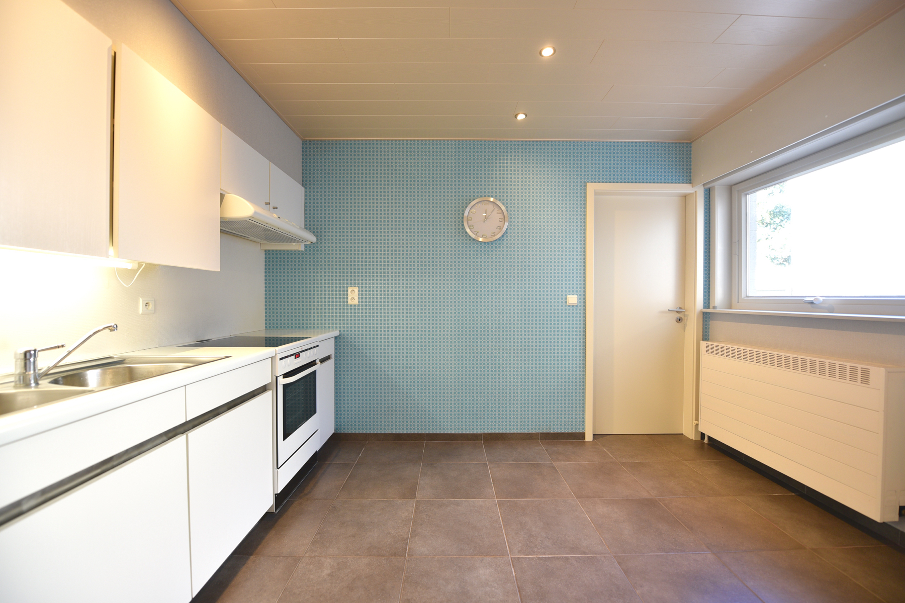 Centraal gelegen woning met 3 slpk, tuin en garage voor 1.100 EUR per maand - foto 4