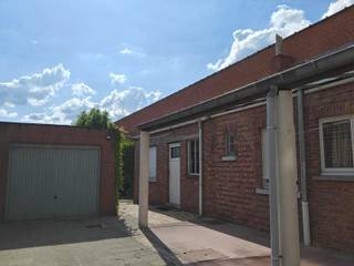 Charmant en lichtrijk huis met garage en tuin te koop! <br /><br />Gelegen aan de stadsrand woon je hier in een aangename buurt die goed verbonden is met de stad. Winkels, openbaar vervoer en het centrum liggen dichtbij. En daar achter een gezellige gevel met voortuin, wacht een huis dat ruim en sfeervol aanvoelt. Kom binnen!<br /><br />Je komt binnen in een inkomhal die je uitnodigt naar de leefruimte. Hier vloeien de woonkamer, eetplaats en keuken harmonieus in elkaar over, waardoor een aangenaam gevoel van ruimte en licht ontstaat. Meteen merk je dat deze woning verrassend ruim aanvoelt. De keuken geeft rechtstreeks uit op het terras en leidt naar de gezellige tuin. Een heerlijke plek om de dag te starten met een kop koffie of om op warme zomeravonden gezellig buiten te tafelen. De badkamer bevindt zich achter de keuken, apart toilet en verder nog veel extra bergruimte..... <br />Op de eerste verdieping bevinden zich drie comfortabele slaapkamers, ideaal voor een gezin! Als extra troef beschikt de woning over een ruime zolderverdieping waar je nog een kamer(s) kan bijmaken. Alsof dat nog niet genoeg is, is er ook nog een ruime droge kelder aanwezig. Handig voor alles wat je graag dichtbij houdt maar niet dagelijks nodig hebt.<br /><br />Met zeker 4 kamers biedt deze woning plaats en mogelijkheden genoeg! UIteraard dient men renovatiewerken uit te voeren maar dit alles biedt een stabiele basis.<br />Lichtrijk, charmant en gezellig! Daar staat dit huis voor!<br /><br />Woning met karakter en tal van renovatiekansen (EPC E).<br /><br />Verliefd? Maak afspraak via info@immovdb.be