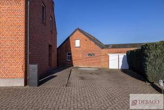 Deze woning is gelegen op een perceel van 8.837 m² en combineert ruimte met een mooi perceel weiland.Binnen in de woning word je verwelkomd in de...