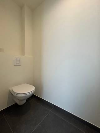 Ben jij op zoek naar een nieuwe thuisbasis in het hartje van Bree? Dan hebben wij gevonden wat jij zoekt!<br /><br />INDELING:<br />Gelijkvloers:<br />- Inkomhal<br />- Gastentoilet<br />- Keuken<br />- Eetkamer<br />- Woonkamer<br />- Berging/wasplaats<br />- Terras<br />- Tuin<br />- Carport<br /><br />Eerste verdieping: <br />- Slaapkamer 1<br />- Slaapkamer 2<br />- Slaapkamer 3<br />- Douchekamer<br /><br />LIGGING: <br />- De woning is gelegen op wandelafstand van het centrum van Bree.<br />- Scholen, horeca, winkels en het openbaar vervoer bevinden zich op wandelafstand. <br /><br />TROEVEN:<br />- De woning is voorzien van een warmtepomp met koelsysteem voor een aangename temperatuur het hele jaar door.<br />- Er zijn zonnepanelen aanwezig. <br />- Er is vloerverwarming aanwezig.<br /><br />Meer weten?<br />Contacteer ons en wij helpen je graag dichtblij verder!