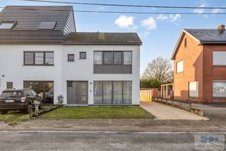Op uitstekende locatie te Herenthout, bevindt zich deze instapklare gezinswoning met 3 ruime slaapkamers, tuin en vrijstaande garage.<br /><br />Deze recent gerenoveerde woning is gelegen nabij het centrum van Herenhout wat ervoor zorgt dat winkels, scholen en openbaar vervoer binnen handbereik zijn. Tevens vlotte verbinding met omliggende gemeenten en autostrade E313.<br /><br />We betreden de woning langs de voordeur waarop we in de inkomhal terrecht komen. De inkomhal, met gastentoilet en aparte technische ruimte, geeft toegang tot de nachthal met wasplaats en ingemaakte kasten. Langshier krijgen we toegang tot de prachtige, moderne keuken met ontbijtruimte en uitgerust met alle toestellen zoals o.a. oven, microgolf, koffiemachine, vaatwasser,… De keuken geeft op haar beurt een volledig uitzicht over de gezellige tuin. Door de gunstige zuid oriëntatie genieten alle ruimtes maximale lichtinval. Verder komen we in de leefruimte met eetplaats en gezellige zithoek.<br /><br />De vaste trap geeft ons toegang tot het 1 ste verdiep waar er zich 3 volwaardige slaapkamers en nieuw geïnstalleerde badkamer bevinden. De overloop biedt connectie tot de bergzolder.<br /><br />Terug op het gelijkvloers, zorgt het schuifraam in de keuken voor een toegang tot het terras en onderhoudsvriendelijke tuin. Bijkomend is er de aanwezigheid van een vrijstaande garage.<br /><br />Troeven: EPC label C, vloerverwarming,...<br /><br />Kortom, een ideale, instapklare woning die u moet gezien hebben!