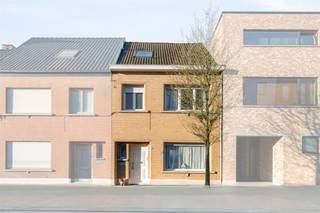 <p>Ben je op zoek naar een woning met 4 slaapkamers te Lebbeke? GEVONDEN!!</p><p>De woning is gelegen op wandelafstand van winkels, scholen, kinderopvang, centrum Lebbeke.</p><p>De energiezuinigheid (label C), het asbestveilig attest en de conforme elektriciteit vullen de lijst van pluspunten verder aan.</p><p>Ze kenmerkt op de benedenverdieping de inkomhal, de lichtrijke woonkamer, de eetplaats, de berging, de keuken (oven, vaatwasser, ker. kookplaat, dampkap & dubbele spoelbak) en de eerste badkamer met ligbad en toilet.</p><p>Op de eerste verdieping is er de nachthal, een tweede badkamer (douche, toilet, enkele wastafel) en 3 slaapkamers. Kamers te kort? Er is nog een vierde slaapkamer aanwezig op de tweede verdieping (toegankelijk via een vaste trap).</p><p>Genieten van de zon kan in de volledig afgesloten zonnige tuin met veel privacy. Liever wat schaduw? Er is een pergola aanwezig. Als extra bergruimte kan het tuinhuis dienst doen.</p><p>TROEVEN IN EEN NOTENDOP:</p><p>- Uitstekende ligging!</p><p>- 4 slaapkamers!</p><p>- Nieuwe cv ketel!</p><p>- 2 badkamers!</p><p>- Rolluiken aanwezig!</p><p>- Koele woning in de zomer!</p><p>- Instapklaar!</p><p>- Energiezuinig, asbestveilig en elektriciteit conform!</p><p>Meer informatie/ een bezoek? Maak eenvoudig jouw afspraak op WWW.WOONVAST.BE of contacteer Jonas op 0468 19 11 62 of via jonas@woonvast.be.</p>