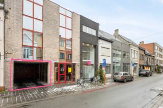 Dit geroneveerde handelspand met woonst is gelegen vlakbij het centrum van Roeselare.Dit handelspand (winkelruimte, showroom, kantoor, praktijk,...