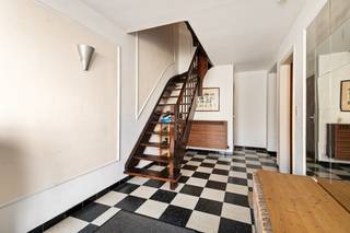 Deze op te frissen woning is gelegen in de Platanenlaan, in een rustige, residentiële wijk in Hoevenen. Zowel het centrum van Hoevenen als dat van Stabroek en Kapellen zijn vlot bereikbaar. Ook scholen, winkels en het openbaar vervoer bevinden zich in de directe omgeving. U betreedt de woning via een aparte, ruime inkomhal. Het gelijkvloers beschikt over een apart toilet, een grote inpandige garage en twee praktische bergingen. Op de eerste verdieping vindt u een centrale hal, een opvallend ruime woonkamer en een eenvoudig ingerichte keuken. De tweede verdieping biedt drie volwaardige slaapkamers en een nette, eenvoudige badkamer, voorzien van een dubbele wastafel met meubel en een ligbad. De westelijk georiënteerde tuin vormt een fijne, groene oase in de woonwijk, ideaal om in alle rust van de buitenlucht te genieten. Voor de woning biedt de oprit bovendien plaats om een extra wagen op eigen terrein te parkeren.