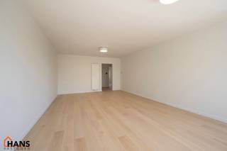 Dit lichtrijke appartement op de tweede verdieping geniet van een uitstekende ligging nabij alle voorzieningen. Het appartement werd recent gerenoveerd en beschikt over een inkomhal met vestiairekast, een apart toilet, een ingerichte badkamer, een gezellige leefruimte en een volledig geïnstalleerde keuken. Verder zijn er twee comfortabele slaapkamers, waarbij één slaapkamer toegang biedt tot het ruime terras over de volledige breedte van het appartement.<br /><br />Met zijn recente renovatie, gunstige EPC-score en praktische indeling vormt dit appartement een ideale investering of aangename woonst.<br /><br />Er bestaat bovendien de mogelijkheid om een garagebox aan te kopen aan € 25.000. De aankoop hiervan is volledig vrijblijvend en niet verplicht.<br /><br />De gemeenschappelijke kosten zijn momenteel nog niet definitief vastgelegd, maar zullen naar verwachting beperkt blijven tot enkel de kosten van de minuterie (verlichting gemeenschappelijke hal) en de blokpolis. Deze worden voorlopig geraamd op ongeveer € 20 per maand.<br /><br />Extra troeven:<br /><br />Recent gerenoveerd appartement;<br />Terras over de volledige breedte;<br />Mogelijkheid tot aankoop garagebox;<br />Lage vermoedelijke gemeenschappelijke kosten;<br />Individuele nutsvoorzieningen;<br />Gunstig EPC;<br />Uitstekende ligging.<br /><br />De beschikbare documenten kan u terugvinden via de downloads op onze website.<br />Voor meer informatie kan u terecht op www.hansvastgoed.com of contact opnemen via info@hansvastgoed.com of +32 3 366 05 30.