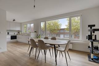 <p><span>Ben je op zoek naar een volledig vernieuwd appartement waar je meteen je meubels kan binnenzetten? Dit pareltje op de eerste verdieping van een kleinschalig gebouw in het rustige Deurne-Zuid biedt alles wat je nodig hebt en meer. Instapklaar, gerenoveerd in 2025 met duurzame en kwalitatieve materialen, oog voor detail en een tijdloos design. Lage vaste kosten maken dit appartement ook financieel een slimme keuze. De garage met nieuwe garagepoort koop je verplicht bij voor 25.000.</span></p><p><span> </span></p><p><span>Indeling</span><span>:</span></p><p><span>Ruime en lichtrijke leefruimte met stijlvolle sierradiator en een prachtige vloer die naadloos doorloopt tot in de open keuken.</span></p><p><span>Moderne Ixina keuken in strak wit design met voldoende kastruimte en hedendaags comfort.</span></p><p><span>Twee volwaardige slaapkamers en een derde kamer met raam, perfect als bureau, dressing of hobbyruimte.</span></p><p><span>Een luxe badkamer die indruk maakt met zwarte accenten, inloopdouche, dubbele lavabo, handdoekdroger, alles tot in de puntjes afgewerkt.</span></p><p><span>Eén van de slaapkamers biedt toegang tot een gezellig terras aan de achterzijde, ideaal om te ontspannen in alle rust.</span></p><p><span> </span></p><p><span>Bijzonderheden</span><span>:</span></p><p><span>EPC Energielabel B - 125 kwh/(m² jaar)</span></p><p><span>Geen renovatieplicht!</span></p><p><span>De elektriciteit is conform</span></p><p><span>Het appartement is asbestveilig</span></p><p><span>Overal dubbele beglazing met PVC kader</span></p><p><span>CV is individueel op gas</span></p><p><span>Vaste kosten: 120/kwartaal (inbegrepen: water, minuterie gang)</span></p><p><span>P-score: A</span></p><p><span>G-score: A</span></p>