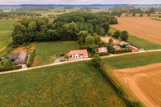 Unieke te renoveren landelijke boerderij gelegen op 74,6 are in een prachtige landelijke omgeving
Wonen te midden van weilanden, velden en bossen, met het centrum van Bierbeek op wandelafstand.
Op dit uitzonderlijk mooi gelegen perceel van 74,60 are bevindt zich deze karaktervolle boerderij, klaar voor een nieuw hoofdstuk. De woning is volledig te renoveren of te verbouwen en biedt daardoor een unieke kans voor wie ervan droomt om een eigendom volledig naar eigen smaak en wensen vorm te geven.
Wat deze plek echt bijzonder maakt, is haar fantastische ligging. De boerderij wordt omringd door uitgestrekte weilanden en velden, met prachtige vergezichten en volop groen rondom. Hier geniet u elke dag van ruimte en natuur.
Ook voor wandelaars en natuurliefhebbers is de ligging een absolute troef. Verschillende wandelroutes bevinden zich in de onmiddellijke omgeving en etappe 5 van de GR Hageland loopt vlak langs de eigendom.
Niettegenstaande de landelijke omgeving, woont u hier verrassend centraal. Het centrum van Bierbeek ligt op wandelafstand en dankzij de goede verbindingen bereikt u vlot Leuven, Tienen en Brussel, onder meer via de nabijgelegen E40.
Een bijkomende troef is de aanwezige bronwaterput.
Deze eigendom is ideaal voor wie niet op zoek is naar een afgewerkte woning, maar naar een unieke plek met karakter, ruimte en bijzonder veel potentieel. Een boerderij waar u met een doordachte renovatie of verbouwing een prachtige thuis kunt creëren, midden in het groen en toch dicht bij alles
