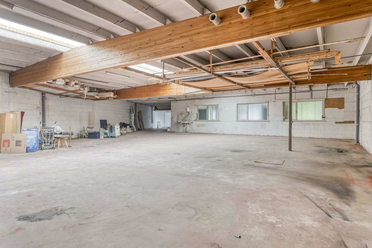 Entrepôt spacieux avec bureaux à louer à Loppem - photo 2