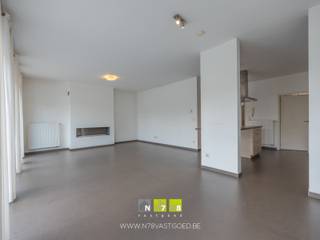 <strong>GELIJKVLOERS DUPLEX APPARTEMENT MET 3 SLAAPKAMERS, 2 TERRASSEN, TUIN, AUTOSTAANPLAATS &amp; KELDERBERGING IN HET CENTRUM VAN DILSEN.</strong><br /><br /><strong>TROEVEN<br /></strong>- Centrumligging.<br />- Veel lichtinval.<br />- Gashaard.<br />- Alarm.<br />- 3 Slaapkamers.<br />- Tuin &amp; 2 terrassen.<br />- Ruime ondergrondse autostaanplaats en kelderberging.<br />- Zonnepanelen (gemeenschappelijk).<br /><br /><strong>KELDERVERDIEPING</strong><br />- Kelderberging nummer 2 (2,50m x 3,50m = 8,75m²): verlichting, stopcontact, gepolierde betonvloer.<br />- Autostaanplaats nummer 3. <br /><br /><strong>GELIJKVLOERS<br /></strong>- Gemeenschappelijke inkomhal: trap, lift.<br />- Privatieve inkomhal (2,50m x 2,00m = 5,00m²): trap naar verdieping 1, tegelvloer.<br />- Vestiaire (0,65m x 0,90m = 0,59m²): tegelvloer.<br />- Toilet (0,85m x 1,50m = 1,28m²): lavabo, hangtoilet, tegelvloer.<br />- Keuken (3,50m x 3,70m = 12,95m²): onder- en bovenkasten, koelkast, oven, vaatwasser, spoelbak, lades, keramische kookplaat, dampkap, parlofoon, tegelvloer.<br />- Leefruimte ((3,50m x 7,50m) + (1,70m x 4,10m) = 33,22m²): gashaard, 2 grote schuifpuien naar terras (beiden voorzien van screens), tegelvloer.<br />- Wasplaats (2,45m x 1,50m = 3,68m²): CV-aardgas, elektriciteitskast, centraal stofzuigsysteem, tegelvloer.<br /><br /><strong>VERDIEPING 1</strong><br />- Overloop (2,60m x 1,00m = 2,60m²): tegelvloer.<br />- Badkamer (2,60m x 2,40m = 6,24m²): badkamermeubel (lavabo, lades, spiegelkast), ligbad met douchewand, hangtoilet, wandbetegeling, tegelvloer.<br />- Slaapkamer 1 (3,50m x 5,35m = 18,73m²): aansluitend overdekt terras van 10m², tegelvloer.<br />- Slaapkamer 2 (3,50m x 4,40m = 15,40m²): tegelvloer.<br />- Slaapkamer 3 (3,90m x 2,40m = 9,36m²): tegelvloer.<br /><br /><strong>EXTERIEUR</strong><br />- Terras (5,00m x 12,35m = 61,75m²): stopcontact, verlichting.<br />- Tuin (3,00m x 12,35m = 37,05m²): gras.<br /><br />Bekijkt u deze advertentie via een aanverwante vastgoedsite, surf dan zeker naar onze website www.N78vastgoed.be voor een uitgebreide beschrijving en foto's. Meer info: +32 (0)89 86 18 88 of info@N78vastgoed.be.