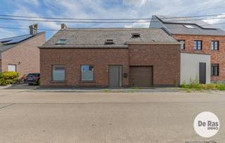 DENDERMONDE - Deze verzorgde woning kunt u vinden in Schoonaarde, een deelgemeente van Dendermonde. <br />Met een perceeloppervlakte van 1026m² beschikt deze woning over een mooie buitenruimte. <br /><br />Naar indeling toe beschikt de woning op het gelijkvloers over een ruime inkomhal, een mooie, lichtrijke woonkamer voorzien van een inbouwcassette, een eerste badkamer met douche en toilet, een keuken met zicht en toegang naar de tuin en een ruime inpandige garage voorzien van een sectionale poort, alsook nog een kelder. <br />Op de eerste verdieping bevinden zich naast de nachthal, 3 ruime slaapkamers met hoge plafonds en de mooie houten balken die nog zichtbaar gehouden zijn, een bureauruimte en een tweede moderne badkamer voorzien van alle comfort met ligbad, dubbele wastafel en een tweede toilet.<br />De mooie tuin biedt de nodige privacy door het achterliggende groen. <br /><br />In de directe omgeving bevinden zich winkels, scholen, het openbaar vervoer en de invalswegen richting Aalst en richting Dendermonde. <br /><br />Kortom: Bent u op zoek naar een instapklare woning met drie/vier slaapkamers, garage en een leuke ruime tuin? Maak dan snel uw afspraak!<br />Info of bezoek: 053/60.65.60. <br /><br />De vermelde prijs is een richtprijs. Na ontvangst van de biedingen zal de verkoper beslissen of hij/zij de eigendom verkoopt aan het beste bod. De richtprijs is aldus niet bindend voor de verkoper. Voor meer info kunt u ons contacteren of het reglement raadplegen op onze website.