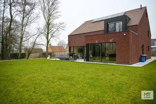 Rustig gelegen <strong>nieuw te bouwen villa</strong> in Wervik<br /><br />Op een rustige en groene locatie in Wervik bevindt zich dit prachtig gelegen perceel van 1.776 m², ideaal voor het bouwen van een villa naar eigen wens. Het perceel is discreet gelegen, afgezonderd van de straat, wat zorgt voor optimale privacy en rust.<br /><br />De woning kan volledig gebouwd en afgewerkt worden volgens jouw persoonlijke smaak. Ter inspiratie vind je bij de afbeeldingen een voorbeeld van een afgewerkte woning.<br /><br />Prijs voor de afgewerkte woning:
<ul>
<li>Prijs exclusief kosten: €583.000 (excl. kosten)</li>
<li>Totale kostprijs incl. notariskosten: €690.450</li>
</ul>
<br />Wens je een vrijblijvend bezoek of meer informatie?<br />Contacteer Eden op 0470 43 78 21 of mail info@minthus.be