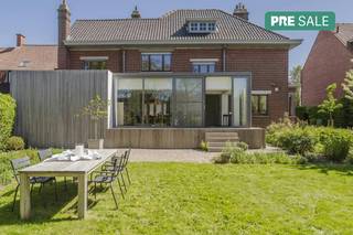 Bij het betreden van de woning word je verwelkomd door een authentieke inkomhal die de charme van het pand benadrukt. De twee leefruimtes...