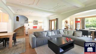 Uiterst charmante Zoutevilla gelegen in alle rust en privacy in een paadje nabij het Dominicanen kerkje, hartje Zoute. Perceel van 1.248 m²Indeling:...