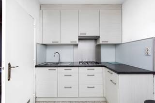 Rijwoning met 3 slaapkamers en achterliggende wegenis, gelegen op wandelafstand van de winkelstraat en het openbaar vervoer.Bij het betreden van de...