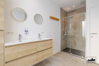 Prachtig recent (2023) gerenoveerde rijwoning in Steendorp met 160 m² bewoonbare oppervlakte op een perceel van 206 m². Deze woning telt...