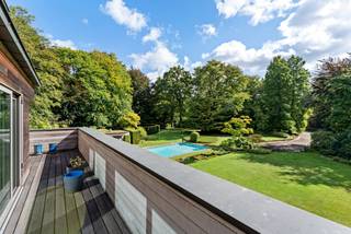 Gelegen aan de prestigieuze Bisschoppenhoflei in het groene en residentiële Brasschaat, bevindt zich deze uitzonderlijke villa die luxe, ruimte en rust perfect combineert. <br /><br />Deze exclusieve villa is gelegen op een royaal perceel (ca 1ha) en beschikt over een bewoonbare oppervlakte van maar liefst 677 m², verdeeld over drie volwaardige verdiepingen. De woning is ontworpen met oog voor comfort en elegantie, en biedt een hoogwaardige afwerking in elke ruimte. De zuidoost georiënteerde tuin is een oase van rust, met een prachtig aangelegd terras en een privézwembad dat uitnodigt tot ontspanning en buitenleven in stijl.<br /><br />Binnenin vindt u vier ruime slaapkamers, waaronder een indrukwekkende hoofdslaapkamer met en-suite badkamer en dressing. Er zijn drie badkamers aanwezig, allen afgewerkt met kwaliteitsvolle materialen. De keuken, met een oppervlakte van 46 m², is een droom voor elke culinaire liefhebber en sluit naadloos aan op de eetkamer en de lichtrijke woonkamer met zicht op de tuin.<br /><br />De villa beschikt verder over een recreatieruimte, een wijnkelder, een bureau, een serverruimte en een familie-/TV-kamer. De kelderverdieping beslaat 149,79 m² en biedt extra bergruimte en technische voorzieningen. De garage biedt plaats aan meerdere voertuigen en is rechtstreeks toegankelijk vanuit de woning.