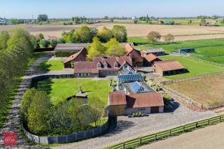 Deze eigendom bestaat uit een villa met bijgebouw, paardenaccommodatie en omheinde weides.De villa omvat een inkomhal, ruime leefruimte, keuken,...