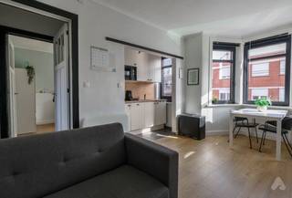 Découvrez cet appartement idéalement situé au premier étage d'un bâtiment unique, à seulement 150 mètres du marché et à distance de marche de la plage. Un emplacement parfait pour profiter de tout ce que la côte a à offrir !<br /><br />L'appartement vous accueille avec un espace de vie lumineux et une cuisine ouverte entièrement équipée, où convivialité et confort sont au rendez-vous. Il dispose également de deux chambres et d'une salle de bains équipée d'une douche, d'un lavabo et d'un toilette.<br /><br />Un atout indéniable est le charmant balcon ensoleillé, où vous pourrez vous détendre et profiter du soleil chaud de l'après-midi.<br /><br />Grâce à son emplacement avantageux et à son agencement pratique, cet appartement est parfaitement adapté comme résidence principale, deuxième maison ou investissement intéressant pour la location de vacances.<br /><br /><strong>Atouts supplémentaires :</strong>
<ul>
<li>Emplacement central à seulement 150 mètres du marché</li>
<li>À distance de marche de la plage</li>
<li>Deux chambres spacieuses</li>
<li>Charmant balcon ensoleillé avec soleil d'après-midi</li>
<li>Nouveaux fenêtres</li>
<li>Installation électrique vérifiée</li>
</ul>
<br />Une occasion en or pour ceux qui recherchent un appartement chaleureux en bord de mer, aussi bien pour un usage personnel que pour la location !