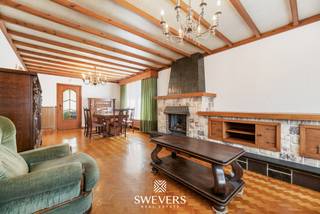 Voor meer info en foto’s, surf naar www.swevers.be – Op een ruim perceel van 1.376 m² in Beringen ligt deze open bebouwing uit 1973 boordevol renovatiepotentieel. Met een bewoonbare oppervlakte van 137 m², een praktische indeling en een solide basis biedt deze woning alle kansen om ze volledig naar eigen smaak te moderniseren. Via de inkomhal met gastentoilet bereikt u de lichtrijke leefruimte van 32,68 m² en de aansluitende keuken van 9 m². Het terras van 12,60 m² zorgt voor een aangename verbinding met de zuidoostelijk georiënteerde tuin van ongeveer 903 m², waar u in alle rust van het buitenleven geniet. Op de verdieping bevinden zich drie slaapkamers, een badkamer en een overloop. De ruime zolder biedt extra mogelijkheden als berging of uitbreidingsruimte. Een absolute troef is de kelder van 70,20 m² met wasplaats, meerdere bergruimtes en een garage van 26,66 m², ideaal voor hobby’s, opslag of werkruimte. De woning ligt bovendien op een uitstekende locatie, met scholen op 95 meter, winkels op 700 meter, openbaar vervoer op 500 meter en een vlotte verbinding naar de snelweg op 4,5 kilometer. Een interessante opportuniteit voor wie op zoek is naar een woning met veel ruimte, een groot perceel en alle mogelijkheden om een eigen thuis te creëren. Voor meer informatie, bel 011 255 155. Bron bewoonbare oppervlakte: EPC – verslag.