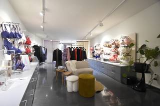 Op een zichtbare en vlot <strong>bereikbare locatie</strong> in het hart van Zwijndrecht vind je dit ruime handelspand van ca. <strong>120 m²</strong>.<br />Dankzij de centrale ligging in Dorp West, vlak bij winkels, openbaar vervoer en parkeermogelijkheden, geniet je hier van uitstekende visibiliteit en passage.<br />Het pand bestaat uit één grote open ruimte die naar wens kan worden ingericht, een praktische keuken en een afzonderlijk toilet.<br />De indeling leent zich perfect voor uiteenlopende activiteiten zoals een winkel, kantoor, vrij beroep of dienstverlenende onderneming.<br /><strong>Troeven</strong>:
<ul>
<li>Centrale ligging in het commerciële hart van Zwijndrecht</li>
<li>Ruime oppervlakte van 120 m²</li>
<li>Keuken en sanitair aanwezig</li>
<li>Geschikt voor diverse bestemmingen</li>
</ul>
Een ideale opportuniteit voor wie op zoek is naar een functioneel en goed gelegen handelspand met veel potentieel!<br /><br />Neem je graag een kijkje? Bel ons vandaag nog op 03/775.78.79.<br />Ben je ook van plan jouw eigendom te verkopen? Maak een afspraak voor een gratis schatting, wij maken er samen een succesverhaal van.