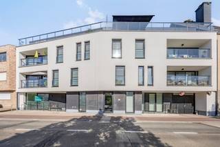 Deze moderne gelijkvloerse praktijk/bureauruimte, gelegen in een recent en stijlvol gebouw in het centrum, biedt de ideale omgeving voor uw professionele activiteiten. Dankzij de grote ramen aan de straatzijde geniet u van overvloedig natuurlijk licht, wat zorgt voor een aangename en open sfeer voor zowel u als uw cliënten.De ruimte is uiterst geschikt voor diverse praktijken, zoals een dokters- of therapieruimte of als bureau, en is uitstekend bereikbaar. Bovendien bevindt zich een ruime publieke parking recht voor de deur, wat een grote troef is voor bezoekers. Het pand beschikt verder over twee ondergrondse bergingen en een handige staanplaats.IndelingGelijkvloers: inkomhal met plaats voor balie, toilet en douchekamer, 2 praktijk/bureauruimtes, kitchenette, berging en terras.Kelderverdieping: autostaanplaats en 2 bergingen.Karakteristieken:- Airco’s aanwezig- 2 extra bergingen beschikbaar aan €4.000/stukKlaar om uw zaak op de kaart te zetten? Neem contact met ons op via 02 460 80 46 of info@structura.be en ontdek deze unieke opportuniteit.