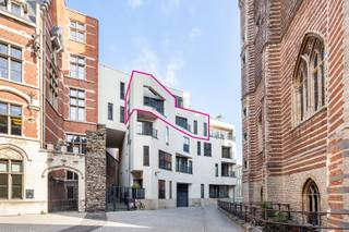 Dit recent appartement uit 2013 ligt op een toplocatie in het hart van Antwerpen, op slechts 50 meter van de Schelde en het iconische Steen. Vanuit het terras geniet u van een prachtig zicht op het water en de kaaien. De Grote Markt ligt op wandelafstand, net als talloze winkels, restaurants en cafés. Binnenin treft u een lichtrijke leefruimte met open, volledig ingerichte keuken, één ruime slaapkamer met toegang tot een tweede terras, een moderne badkamer en een praktische berging. Energiezuinig (EPC 126, label B) en met mogelijkheid tot aankoop van een autostaanplaats en kelderberging. Een ideale stek voor wie stadsleven en comfort wil combineren.<br /><br /><br />Stedenbouwkundige inlichtingen: in aanvraag