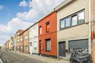 <p><span>Ontdek deze volledig gerenoveerde en instapklare woning, ideaal gelegen in het centrum van Vilvoorde. De woning combineert hedendaags wooncomfort met een praktische indeling, een aangename buitenruimte en tal van mogelijkheden voor wie op zoek is naar een comfortabele gezinswoning.</span></p>
<p><span>In 2024 werden zowel de voor- als achtergevel volledig geïsoleerd en afgewerkt met crepi. Ook de ramen en deuren werden vernieuwd, wat zorgt voor een frisse, moderne uitstraling.</span></p>
<p><span>Een absolute troef is de zeer aangename tuin met terras, waar u in alle rust kunt genieten van zonnige dagen, gezellig kunt tafelen of vrienden en familie kunt ontvangen. Een eigen buitenruimte in het centrum van de stad is een echte meerwaarde.</span></p>
<p><span>De woning beschikt over twee slaapkamers en een mezzanine die perfect kan dienen als derde slaapkamer, bureauruimte of hobbykamer. Daarnaast zijn er twee badkamers aanwezig. Eén van de badkamers kan opnieuw worden omgevormd tot een extra slaapkamer, waardoor u de indeling kunt aanpassen aan uw persoonlijke behoeften.</span></p>
<p><span>Ook parkeren is hier bijzonder praktisch. Vlak om de hoek bevindt zich een parking met plaats voor ongeveer 100 auto's. Bovendien zijn er op minder dan 100 meter nog drie grote parkings beschikbaar. Zo beschikt u over ruime parkeermogelijkheden in de onmiddellijke omgeving.</span></p>
<p><span>Dankzij de centrale ligging bevinden winkels, horeca, scholen, openbaar vervoer en andere dagelijkse voorzieningen zich op korte afstand. U geniet hier van het gemak van het stadsleven, gecombineerd met de rust en privacy van een eigen tuin.</span></p>
<p><span>Een instapklare, gerenoveerde woning met tuin, terras, een flexibele indeling en uitstekende parkeermogelijkheden, pal in het centrum van Vilvoorde. Ideaal voor wie comfortabel wil wonen zonder grote renovatiewerken. Zeker een bezoek waard!</span></p>