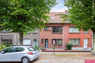 <p><span>Gerenoveerde woning op centrale ligging!</span></p><p><span>Deze volledig gerenoveerde woning is gelegen in een mooie, brede straat op een centrale locatie in Schoten, tussen het Gemeentepark en het centrum. De woning werd recent grondig gerenoveerd met aandacht voor comfort, energiezuinigheid en hedendaags woongebruik.</span></p><p><span>Via de inkomhal met afzonderlijk toilet komt u in de leefruimte, die dankzij het schuifraam rechtstreeks aansluit op het overdekte terras en de tuin. Aansluitend bevindt zich de volledig ingerichte keuken (inductie kookplaat met ingebouwde dampkap, vaatwasser, koel-vriescombinatie, combi-oven) , die in verbinding staat met de eetkamer. De tuin van ca. 150 m² is noordelijk georiënteerd, maar geniet dankzij de open ligging van veel natuurlijk licht en zon.</span></p><p><span>Op de eerste verdieping bevinden zich twee slaapkamers, elk met een eigen sanitaire ruimte en natuurlijk daglicht. De slaapkamer aan de achterzijde beschikt over een ruime badkamer met badkamermeubel, inloopdouche en toilet. De slaapkamer aan de straatzijde heeft een afzonderlijke douchekamer met douche en wastafel.</span></p><p><span>Op de tweede verdieping bevindt zich een derde ruime slaapkamer met een ensuite badkamer, voorzien van een dubbel badkamermeubel, ligbad, inloopdouche en toilet. Verder is er op deze verdieping nog een ruime berging aanwezig.</span></p><p><span>De woning beschikt tevens over een droge, bruikbare kelder van ca. 10 m². De elektrische installatie is conform en de nodige bekabeling voor het plaatsen van zonnepanelen werd reeds voorzien. Volgens de huidige berekening kan met de plaatsing van zonnepanelen een EPC-label A worden bekomen.</span></p><p><span>Deze woning combineert een recente renovatie met een praktische indeling en een centrale ligging, op korte afstand van het Gemeentepark en het commerciële centrum van Schoten. De woning is instapklaar en biedt een aangenaam wooncomfort voor wie op zoek is naar een verzorgde gezinswoning met tuin.</span></p><p><span> </span></p>