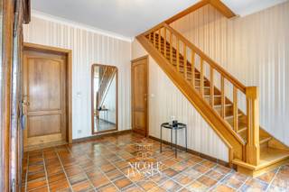 Dit verrassend ruim pand biedt enorm veel mogelijkheden. Zo behoort wonen en werken onder één dak tot de mogelijkheden, er is ruimte voor kantoor of handel aan huis (aparte ingang) maar ook voor dubbele bewoning met een inwonende ouder of kind is dit de ideale woning. Hier woont men samen maar toch heeft ieder gezin zijn eigen en voldoende privacy. De inpandige garage, toffe ingesloten tuin en extra toegang langs de achterliggende straat zijn nog enkele troeven. <br /><br />=> Ligging<br />Dit statige gebouw met dubbele ingang ligt op een vlot bereikbare locatie temidden van het centrum van Gruitrode. Zo liggen winkels, horeca en school op wandelafstand. Er is voldoende parkeergelegenheid in de directe nabijheid en het perceel en de tuin is ook via de achterliggende straat te bereiken. Het pand ligt centraal ten opzichte van omliggende steden zoals Bree, Genk en Oudsbergen. <br /><br />=> Gelijkvloers<br />- Royale inkomhal met toegang tot de woning op het gelijkvloers en anderzijds tot het appartement op de verdieping<br />- Gezellige zithoek met mooie parketvloer en inbouwhaard op gas<br />- Luchtige woonkamer met enorm veel lichtinval door de mooie aanbouw<br />- Zonnige erker met zicht op en toegang naar de gezellige tuin<br />- Ruime leefkeuken in eik, voorzien van alle denkbaar comfort en apparatuur<br />- Toffe eetruimte in de keuken, voorzien van vaste kasten<br />- Rechtstreeks toegang tot het terras via de openslaande deuren<br />- Nachtgang met toegang tot de twee slaapkamers en badkamer<br />- Ouderlijke slaapkamer met parketvloer en ingebouwde kastenwand<br />- Op te frissen badkamer, momenteel voorzien van ligbad, toilet, bidet en wastafel <br />- Praktische wasplaats te bereiken vanuit de keuken en met toegang tot buiten <br />- Via de inpandige garage is nog een mooie compleet gerenoveerde ruimte te bereiken met een grote betegelde inloopdouche en vaste kasten <br /><br />=> Gelijkvloers - handel<br />- Aan de straatzijde bevindt zich een toffe gelijkvloerse handelsruimte, voorheen als kapsalon in gebruik maar kan perfect dienst doen als kantoor aan huis, detailhandel, afhaalzaak,...<br />- Deze ruimte heeft een eigen ingang en is volledig apart te gebruiken van het woongedeelte<br />- Veelzijdige ruimte, eventueel ook als een leuke grote hobbyruimte bij de woning zelf te benutten of als kangoeroegedeelte <br /><br />=> Verdieping - appartement<br />- Mooie woonkamer met parketvloer<br />- Eiken verzorgde keuken met voldoende plaats voor eettafel <br />- Grote ouderlijke slaapkamer met parketvloer en airco <br />- Tweede mooie slaapkamer, momenteel ingericht als dressing<br />- Volledig vernieuwde badkamer met grote inloopdouche, toilet en enkele wastafel<br />- Grote veranda met zicht op en toegang tot het terras<br />- Bijkeuken/wasplaats aan de achterzijde met zicht op de tuin/terras<br />- De grote zolder is via een vaste trap te bereiken en biedt nog meer uitbreidingsmogelijkheden<br />- Het dak werd in 2022 compleet vernieuwd waardoor de zolder nu op eenvoudige wijze verder afgewerkt kan worden tot een volwaardige ruimte <br />- Betegeld ruim terras<br />- Trap naar de tuin vanaf het terras<br /><br />=> Tuin<br />- Gezellige ingesloten tuin<br />- Mooi terras met zonneluifel<br />- Er is eveneens toegang via de achterliggende straat tot de tuin<br />- De tuin aan de achterzijde is nog met een extra stukje vergroot om alzo een aangenaam perceel te hebben<br /><br />=> Indeling<br />- Gelijkvloers - woning: inkomhal, gastentoilet, woonkamer met luchtige aanbouw, leefkeuken, nachtgang met ouderlijke slaapkamer, tweede slaapkamer, badkamer, wasplaats, inpandige garage, berging met betegelde inloopdouche<br />- Gelijkvloers - handel: toffe veelzijdige ruimte met eigen ingang en ook rechtstreeks verbinding naar de woning<br />- Verdieping - appartement: woonkamer, keuken, nachtgang, twee slaapkamers, badkamer, berging, veranda, bijkeuken/wasplaats, terras, toegang tot de grote in te richten zolder <br />- Deels onderkelderd: bergruimte, C.V.-kelder