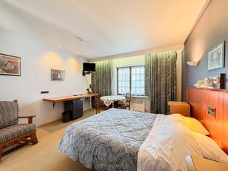 KARAKTERVOL VASTGOED op RUIM PERCEEL van maar liefst 8.090 m² in het IDYLLISCHE HUISE, deelgemeente van Kruisem. Dit pand uit de jaren 1800 kent...