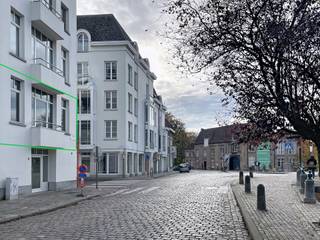 Dit appartement op de eerste verdieping (met lift) is schitterend gelegen, pal in het centrum, met zicht op de Binnennete. Het kan, indien gewenst, volledig bemeubeld en ingericht gehuurd worden. Optioneel is er de autostaanplaats (aan 80 €/maand) in de garage op de benedenverdieping. Indeling: Inkom met ingebouwde vestiairekast, gastentoilet, leefruimte met gashaard, eetkamer met aansluitende een halfopen geïnstalleerde keuken. Verder is er de ruime slaapkamer met badkamer (extra toilet en grote inloopdouche) en een wasplaats. Het balkon loopt langsheen het appartement.
