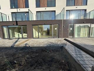 Modern gelijkvloers appartement met private tuin en ruime terrassen in Asse!Wenst u een bezoek te brengen aan dit appartement, maak dan enkel een afspraak online 24/24 en 7/7 via de knop: "Bezoek plannen". (enkel mogelijk op onze website via het 'open afspraken' systeem)In de recente en stijlvolle residentie “Chalet d’Assche” bevindt zich dit nieuwbouw gelijkvloers appartement dat comfort, licht en hedendaagse architectuur perfect combineert.Het appartement (89 m²) omvat een aangename leefruimte met open keuken, twee volwaardige slaapkamers die beiden uitgeven op het (2e) terras, een moderne douchekamer, afzonderlijk toilet en een praktische berging. Grote raampartijen in de leefruimte zorgen voor veel natuurlijk licht én een direct zicht over uw tuin en terras.Een absolute troef is uw private, knusse tuin met ruim terras, ideaal om in alle rust te genieten van de buitenlucht. Dankzij de gelijkvloerse ligging is het appartement bovendien zeer toegankelijk en comfortabel.Gelegen op een vlot bereikbare locatie in Asse, met goede verbindingen en nabije voorzieningen.EPB is in opmaak. Onmiddellijk vrij. De gemeenschappelijke lasten bedragen een provisie van €40/maand. 3 maanden huurwaarborg.