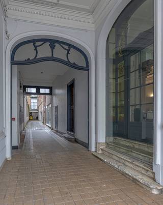 <p>Mooi, recent en hedendaagse studio, centraal gelegen waar het aangenaam wonen is. <span>Gelegen op wandel- en fietsafstand van het historisch centrum van Brussel, de Louizawijk, de Europese Instellingen, theaters in de onmiddellijke nabijheid van de cultuurtempel de Botanique, het zwembad van Sint-Joost en van restaurantjes, buurtwinkels en openbaar vervoer.</span></p>
<span><span>Deze moderne studio bevindt zich op de 2<sup><span>de</span></sup> verdieping van een goed beheerde en onderhouden residentie met lift. De studio omvat een inkom, leefruimte, een open keuken, een slaaphoek en een douchekamer. Het biedt u alles om rustig en gezellig te wonen met de geneugten van de stad. Ideaal voor eigen bewoning, als pied-à-terre, studentenkot of als investering met een mooi huurrendement.<br />Vandaag verhuurd als studentenkamer. Mogelijkheid om dubbele parking, gelegen achter elkaar aan te kopen mits meerprijs. Te bezoeken! EPC klasse G, 424 kWhEP/m²/an, 85 CO2 per m².</span></span>